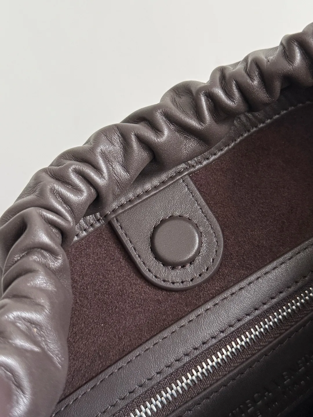 Batch 2280 BOTTEGA VENETA2025 new woven Biblioteca Bucket perfectly integrates casual texture, using classic Intrecciato woven leather, which feels soft but stiff, allowing the bag to drape naturally without losing the three-dimensional effect. The drawstring design of the drawstring pocket makes opening and closing more direct and adds a casual atmosphere. If you are on a short business trip, you can put some skin care samples in your bag. The front compartment or rear zipper can also be used to store ID cards, bank cards, etc. The solid color design of the bag is very versatile, and it doesn’t feel too picky when paired with any clothes. The leather material is also very high-quality! Style number: 836020 Size: 24*33*14cm